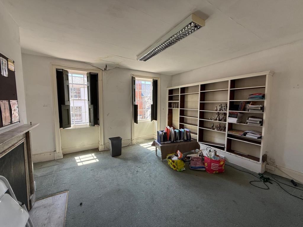 Lot: 67 - FREEHOLD THREE STOREY TOWN CENTRE OFFICE BUILDING - One of the Larger Former Practice Rooms